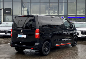 Подержанный автомобиль Peugeot Traveller 2020 года (5 фото)