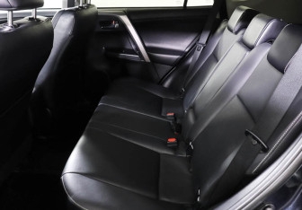Подержанный автомобиль Toyota RAV4 2017 года (11 фото)