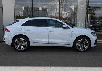 Подержанный автомобиль Audi Q8 2022 года (5 фото)