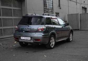 Подержанный автомобиль Mitsubishi Outlander 2005 года (4 фото)