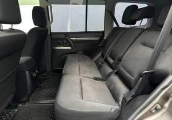 Подержанный автомобиль Mitsubishi Pajero 2012 года (10 фото)