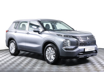 Подержанный автомобиль Mitsubishi Outlander 2022 года (3 фото)