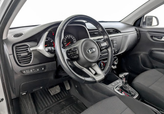 Подержанный автомобиль Kia Rio Hatchback 2021 года (16 фото)