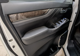 Подержанный автомобиль Toyota Alphard 2019 года (18 фото)