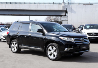 Подержанный автомобиль Toyota Highlander 2012 года (3 фото)
