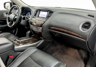 Подержанный автомобиль Infiniti QX60 2017 года (11 фото)