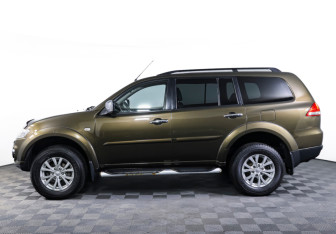 Подержанный автомобиль Mitsubishi Pajero Sport 2015 года (8 фото)