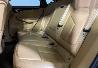 Подержанный автомобиль Porsche Macan 2017 года (10 фото)