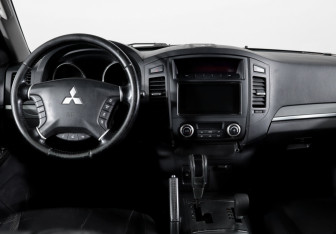 Подержанный автомобиль Mitsubishi Pajero 2011 года (14 фото)