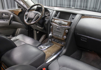 Подержанный автомобиль Infiniti QX56 2011 года (12 фото)