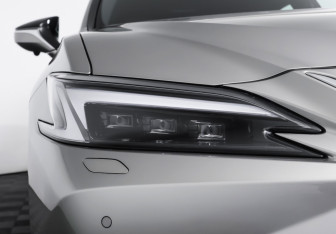 Подержанный автомобиль Lexus ES 2025 года (23 фото)