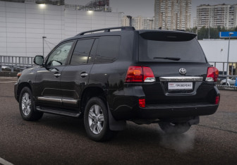 Подержанный автомобиль Toyota Land Cruiser Suv 2014 года (7 фото)