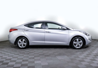 Подержанный автомобиль Hyundai Elantra Sedan 2012 года (4 фото)