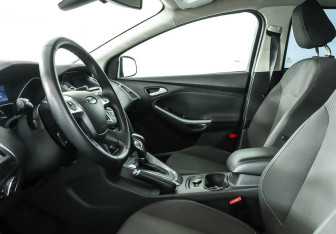 Подержанный автомобиль Ford Focus Hatchback 2013 года (6 фото)