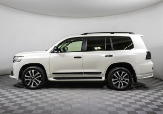 Подержанный автомобиль Toyota Land Cruiser Suv 2019 года (8 фото)
