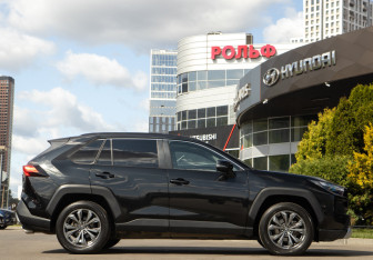 Подержанный автомобиль Toyota RAV4 2025 года (3 фото)