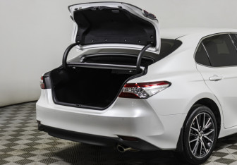 Подержанный автомобиль Toyota Camry Sedan 2021 года (20 фото)
