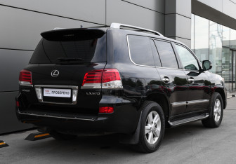 Подержанный автомобиль Lexus LX 2014 года (5 фото)