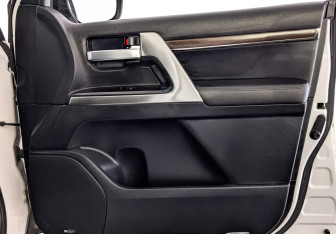 Подержанный автомобиль Toyota Land Cruiser Suv 2015 года (25 фото)