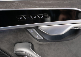 Подержанный автомобиль Audi A8 2022 года (6 фото)