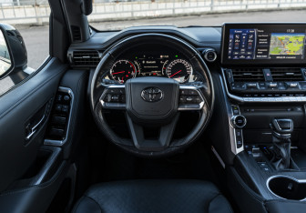 Подержанный автомобиль Toyota Land Cruiser Suv 2023 года (10 фото)