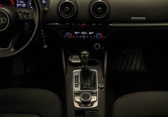 Подержанный автомобиль Audi A3 Sedan 2017 года (18 фото)