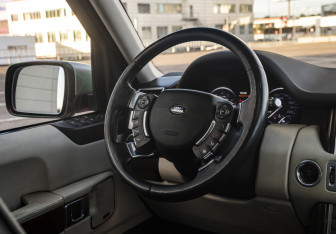 Подержанный автомобиль Land Rover Range Rover 2009 года (10 фото)