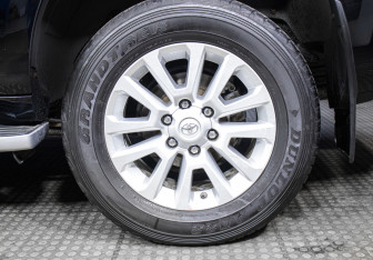 Подержанный автомобиль Toyota Land Cruiser Prado 2015 года (23 фото)