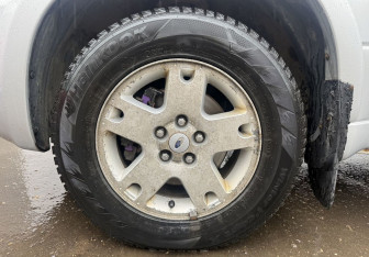 Подержанный автомобиль Ford Maverick 2005 года (9 фото)