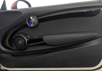 Подержанный автомобиль MINI Cabrio 2019 года (24 фото)