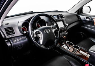 Подержанный автомобиль Toyota Highlander 2012 года (13 фото)