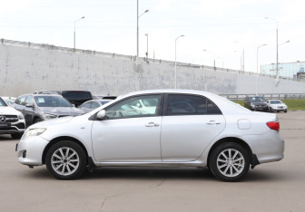 Подержанный автомобиль Toyota Corolla Sedan 2007 года (8 фото)