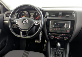 Подержанный автомобиль Volkswagen Jetta Sedan 2016 года (25 фото)