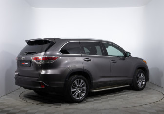 Подержанный автомобиль Toyota Highlander 2014 года (5 фото)