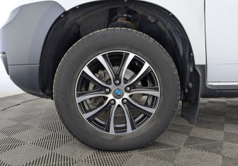 Подержанный автомобиль Renault Duster 2017 года (12 фото)