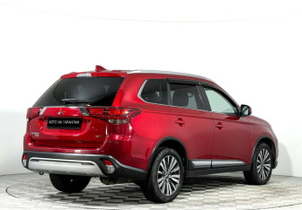 Подержанный автомобиль Mitsubishi Outlander 2019 года (5 фото)