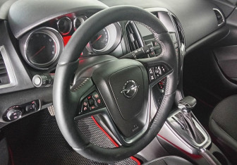 Подержанный автомобиль Opel Astra Wagon 2013 года (12 фото)
