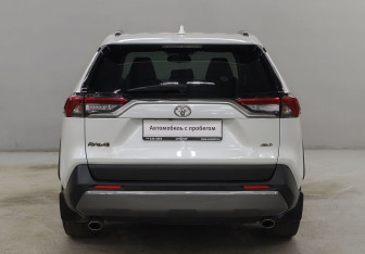 Подержанный автомобиль Toyota RAV4 2021 года (6 фото)