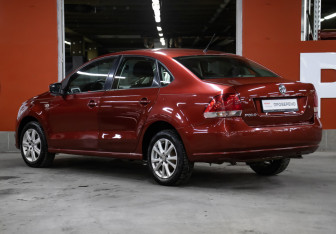 Подержанный автомобиль Volkswagen Polo Sedan 2013 года (7 фото)