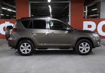 Подержанный автомобиль Toyota RAV4 2010 года (4 фото)