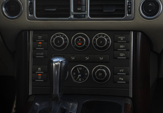 Подержанный автомобиль Land Rover Range Rover 2009 года (14 фото)