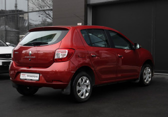 Подержанный автомобиль Renault Sandero 2018 года (5 фото)