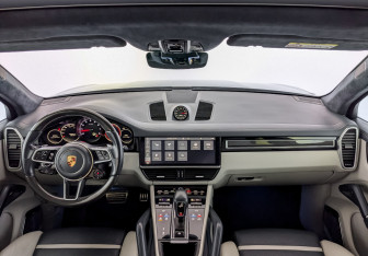 Подержанный автомобиль Porsche Cayenne 2019 года (14 фото)