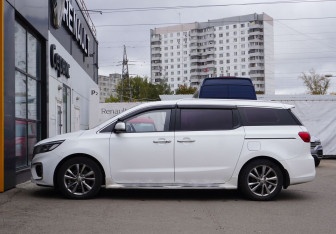 Подержанный автомобиль Kia Carnival 2018 года (5 фото)