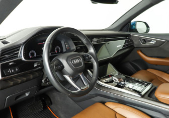 Подержанный автомобиль Audi Q8 2021 года (13 фото)