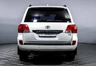 Подержанный автомобиль Toyota Land Cruiser Suv 2014 года (6 фото)