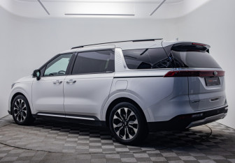 Подержанный автомобиль Kia Carnival 2020 года (3 фото)