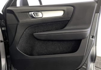 Подержанный автомобиль Volvo XC40 2018 года (24 фото)