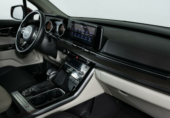 Подержанный автомобиль Kia Carnival 2022 года (6 фото)