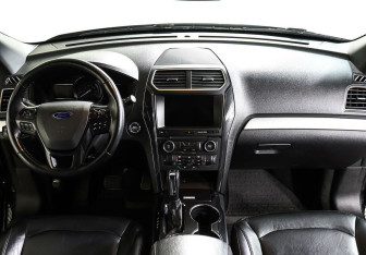 Подержанный автомобиль Ford Explorer 2017 года (10 фото)